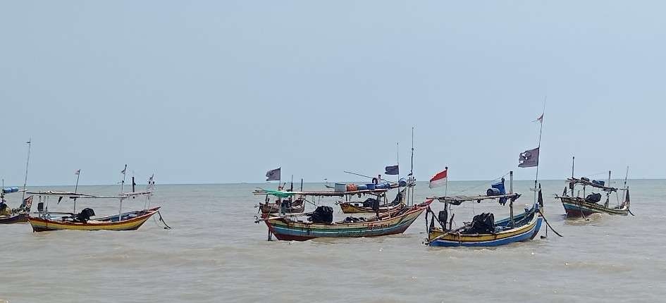 Perahu nelayan di Kabupaten Tuban tidak digunakan untuk melaut karena kesulitan mendapatkan bahan bakar solar bersubsidi (Khoirul Huda/Ngopibareng.id)