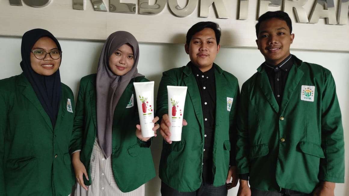 Inovasi body cream dari ekstrak biji buah delima mengatasi kulit kusam dari mahasiswa FK Unusa. (Foto: Pita Sari/Ngopibareng.id)