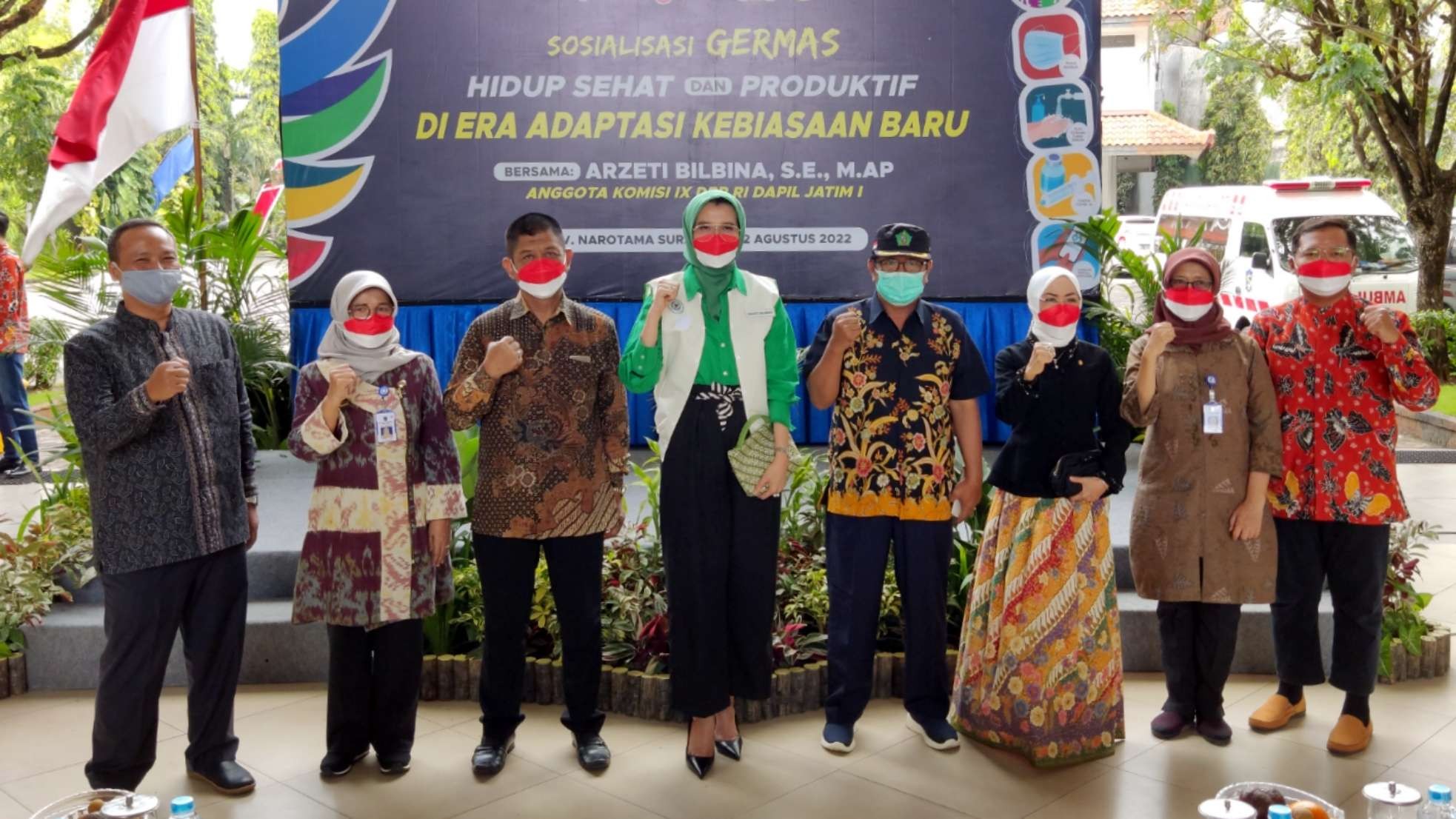 Anggota Komisi IX DPR RI, Arzeti Bilbina (tengah) bersama stakeholder terkait usai membuka sosialisasi germas di Universitas Narotama, Surabaya, Jumat 12 Agustus 2022. (Foto: Fariz Yarbo/Ngopibareng.id)