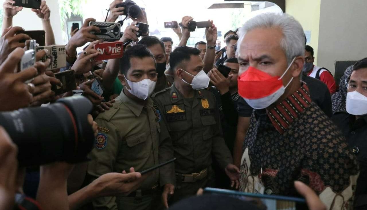 Gubernur Jawa Tengah Ganjar Pranowo menginstruksikan Wakil Bupati Pemalang untuk mengambil alih pemerintahan setelah Bupati Pemalang dikabarkan terkena OTT. (Foto: dok Humas Pemprov Jateng)