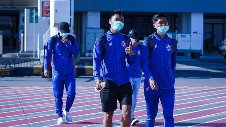 Pemain Arema FC saat keberangkatan menuju Bali untuk menjalani laga away di kompetisi Liga 1 (Instagram:@aremafcofficial)