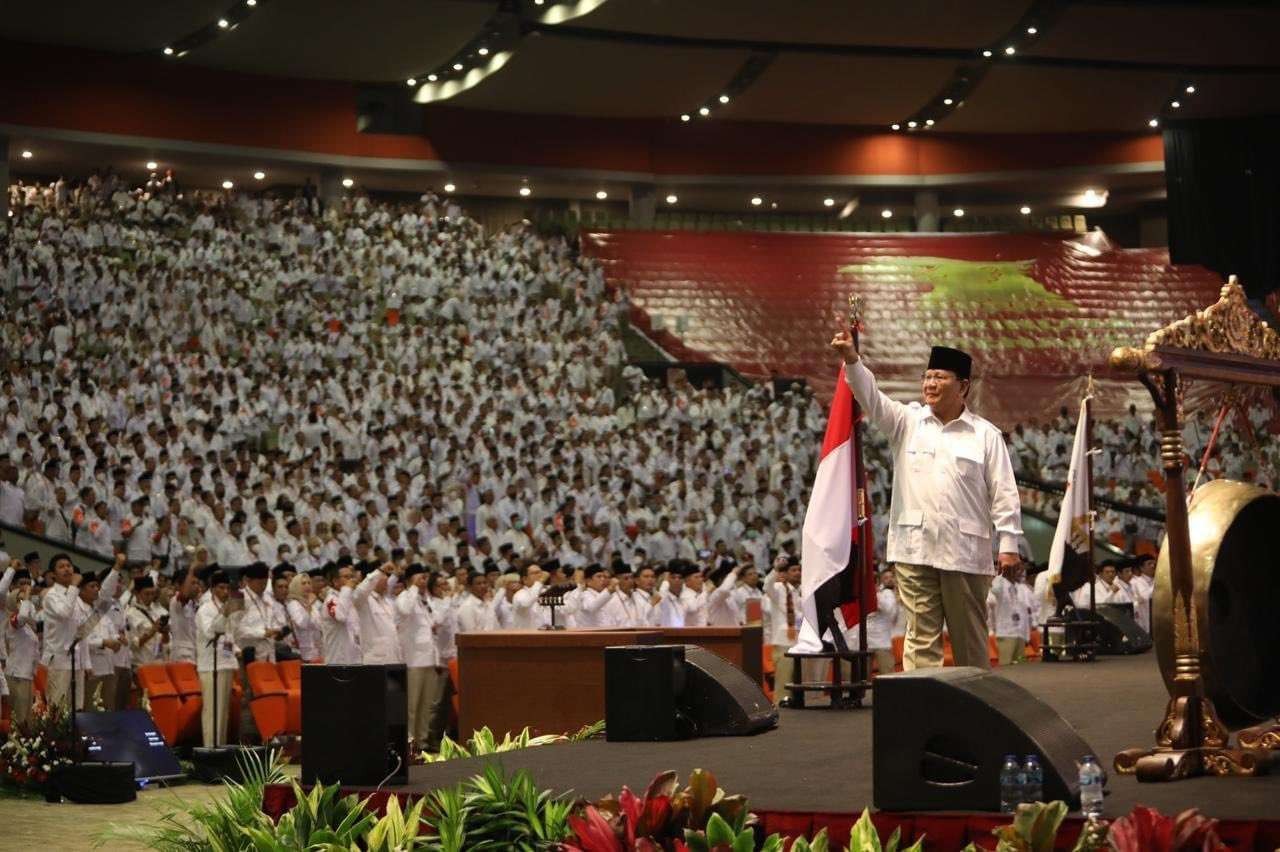 Prabowo Subianto menerima mandat sebagai calon presiden (Capres) dari 34 DPD dan organisasi sayap Partai Gerindra yang disampaikan dalam rapat pimpinan nasional (Rapimnas) di Sentul International Convention Center, Jumat 12 Agustus 2022. (Foto: Twitter @PartaiGerindra)
