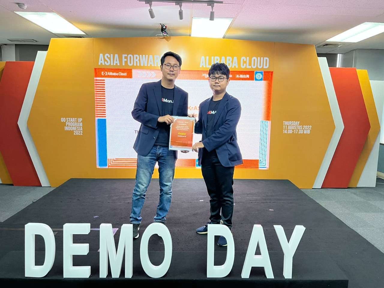 Danang Wikanto, CEO Mobilman.id (kiri) dan Dede Saptoadi, CTO Mobilman.id di panggung Alibaba Cloud Go Startup Program, Indonesia 2022, Kamis, 11 Agustus 2022. (Foto: Dokumentasi Mobilman.id)