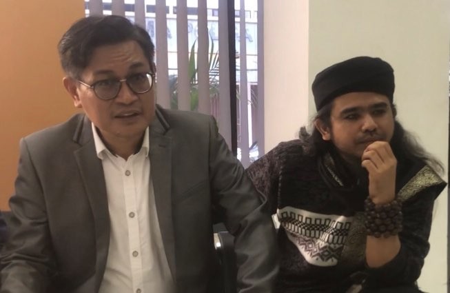 Samsudin Jadab (kanan) bersama kuasa hukumnya menjalani pemeriksaan di Polda Jatim, Jumat 12 Agustus 2022. (Foto: Andhi Dwi/Ngopibareng.id)
