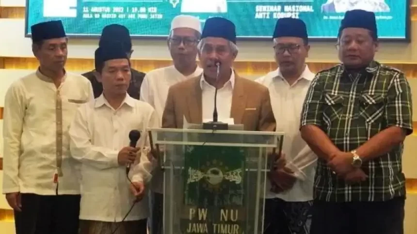 Ketua PWNU Jawa Timur, KH Marzuki Mustamar memimpin deklarasi antikorupsi, Kamis 11 Agustus 2022 malam. (Foto: PWNU Jatim for Ngopibareng.id)