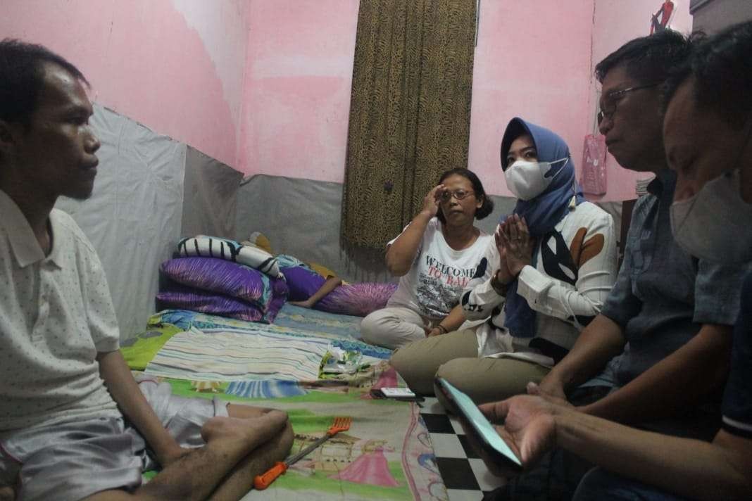 Keluarga Ricky saat didatangi Dinsos Surabaya, terkait pengakuan dirinya yang tak pernah dapat bantuan. (Foto: Humas Pemkot Surabaya)