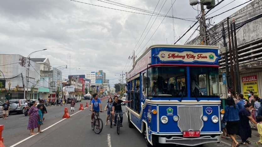 Bus Malang City Tour saat beroperasi di kawasan Kayutangan Heritage, Kota Malang (Foto: Lalu Theo/Ngopibareng.id)