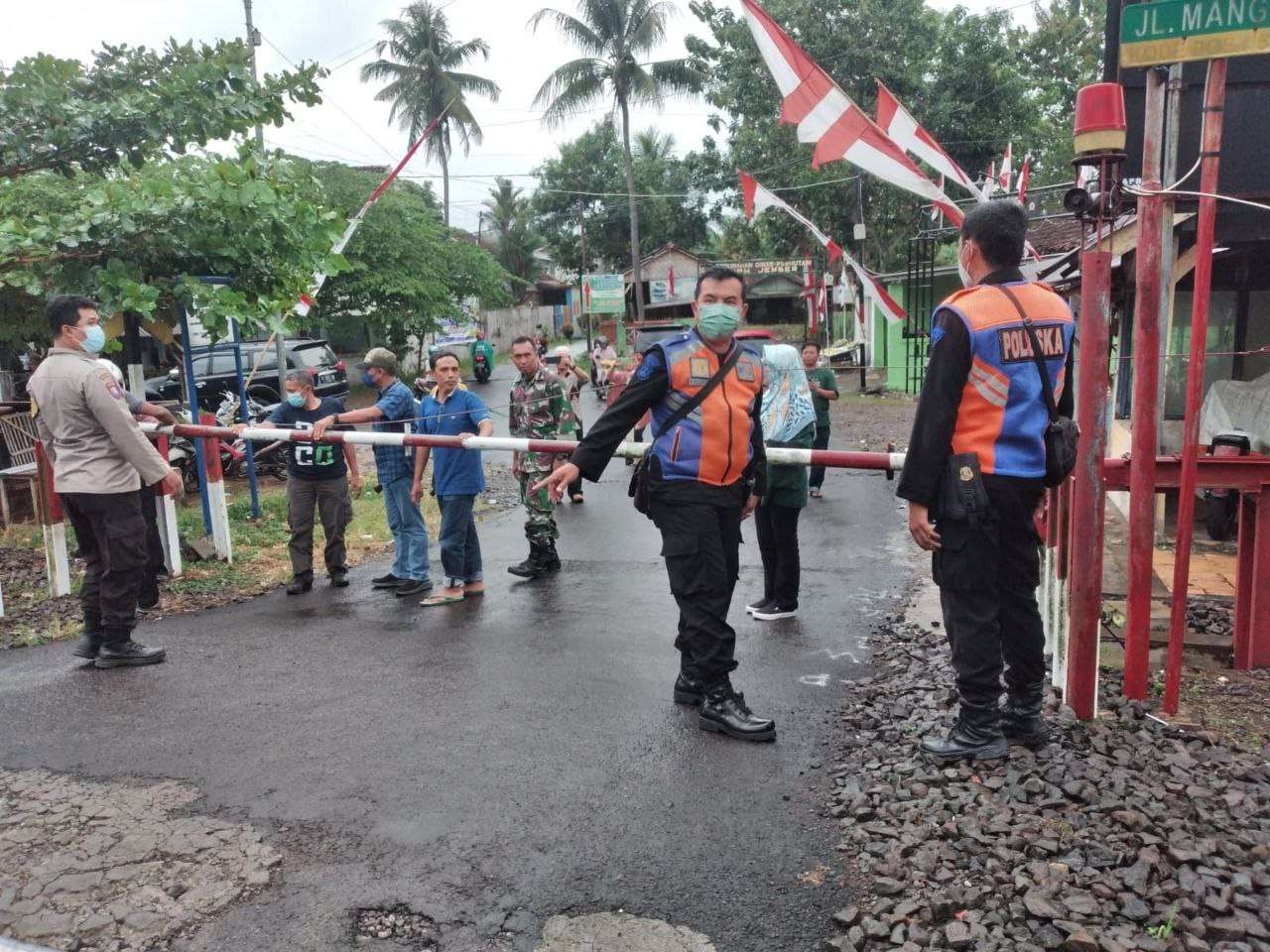 Perlintasan sebidang yang berada di Jalan Mangga, Kecamatan Patrang, Jember, Jawa Timur, ditutup usai memakan korban ibu dan anak yang berboncengan motor beberapa waktu lalu. (Foto: Dokumentasi Humas PT KAI DAOP 9 Jember)