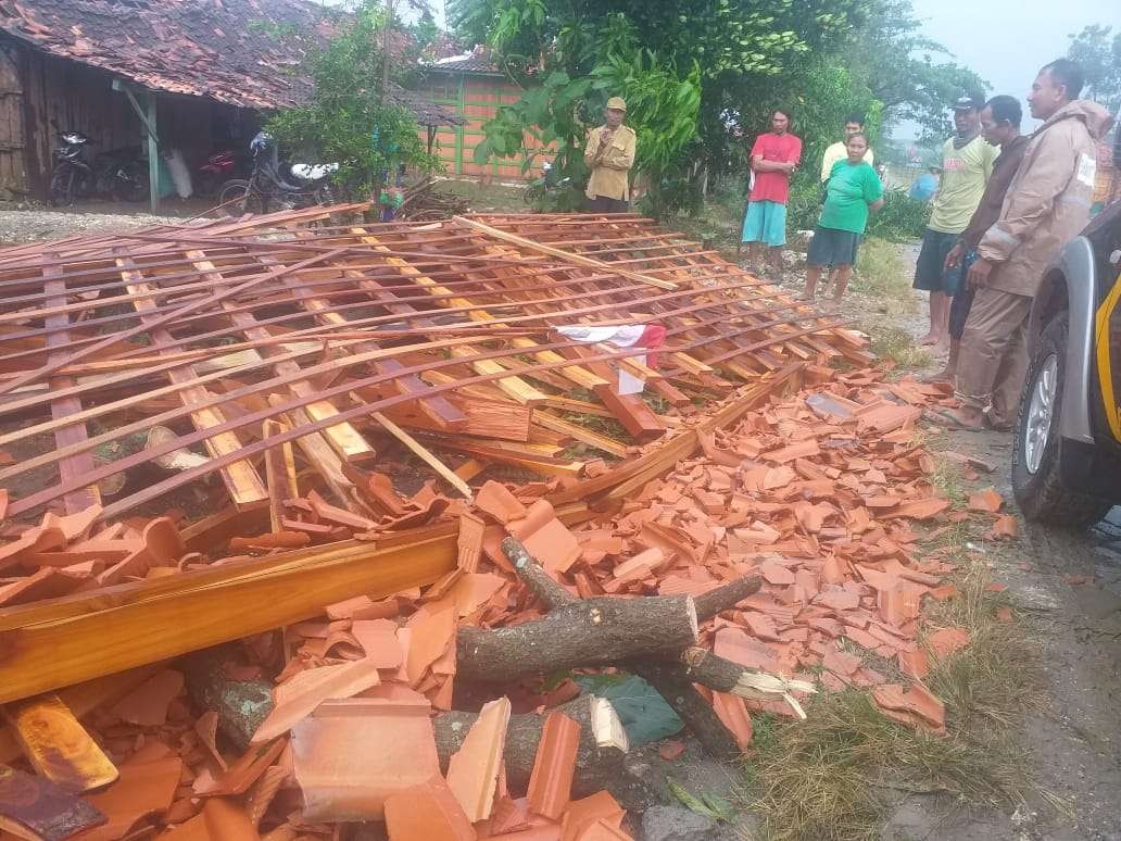 Teras rumah warga Kecamatan Jati Roboh setelah diterjang hujan dan angin kencang. (Foto: Dokumentasi. Polsek Jati)