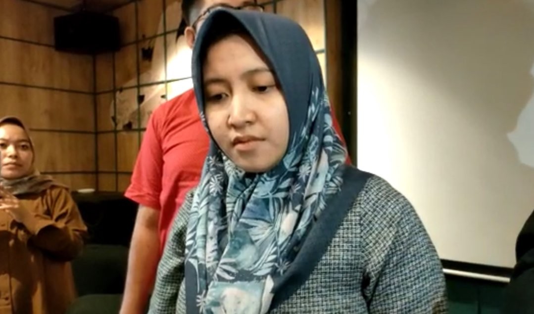 Erlian Rinda alias Durrotun Mahsunnah, istri MSAT menyebut korban pencabulan suaminya sebagai pelakor. (Foto: Andhi Dwi/Ngopibareng.id)
