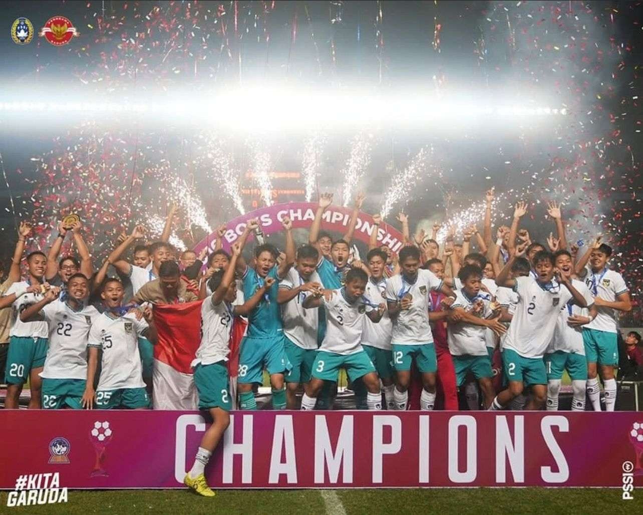 Para pemain Timnas U-16 Indonesia melakukan selebrasi di atas podium juara Piala AFF U-16 2022 di Stadion Maguwoharjo, Jumat, 12 Agustus 2022. (Foto: pssi.org)