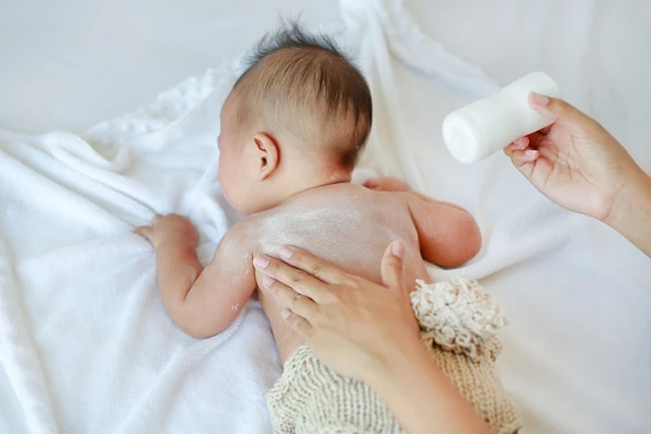 Ilustrasi bedak tabur biasanya dioleskan ke bayi setelah mandi. Kenali manfaat dan bahaya bedak tabur. (Foto: biomedkes)