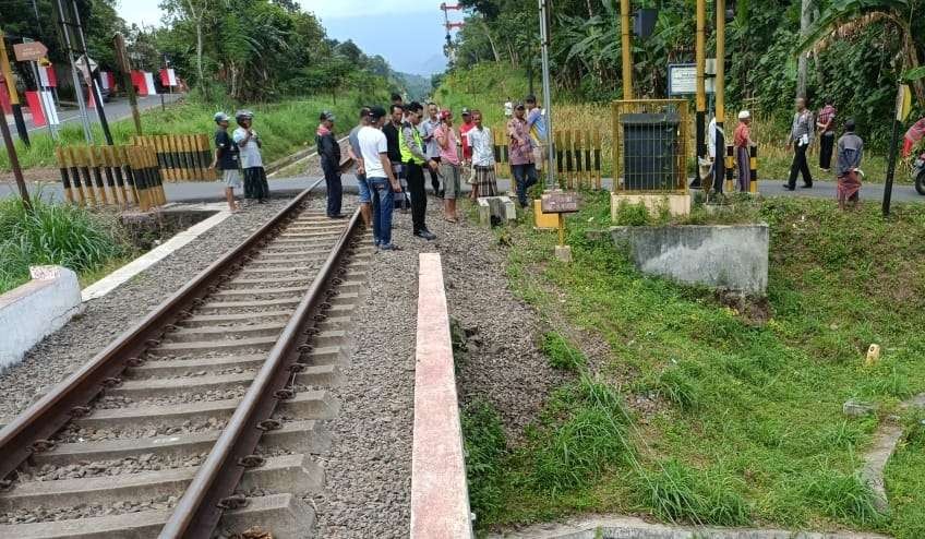 Perlintasan kereta api yang menjadi lokasi kecelakaan motor vs kereta api (Foto: Rusdi/Ngopibareng.id)