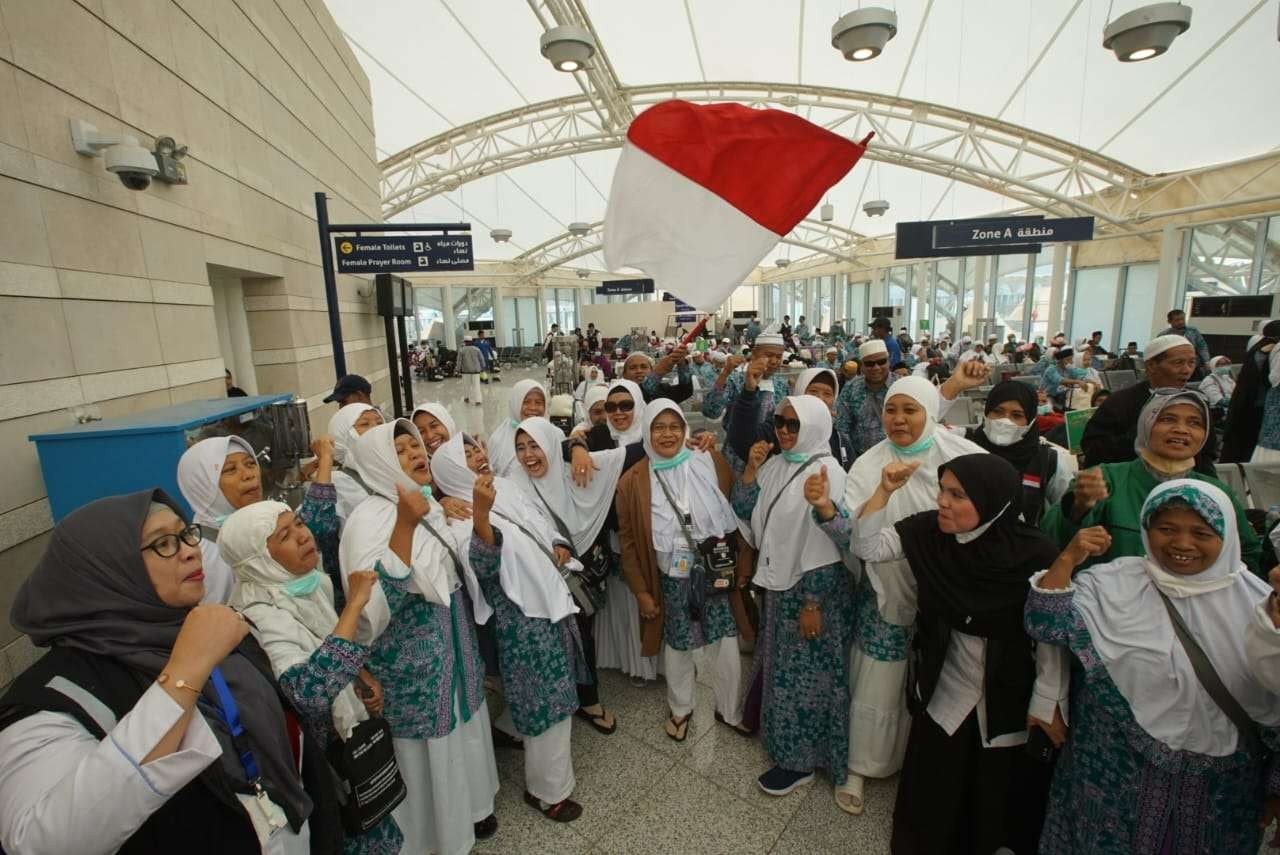 354 jemaah haji Indonesia yang tergabung dalam kelompok terbang (kloter) 43 Embarkasi Solo (SOC43) di Bandara Internasional Amir Muhammad bin Abdul Aziz (AMAA) Madinah. (Foto: dok. Humas Kemenag RI)