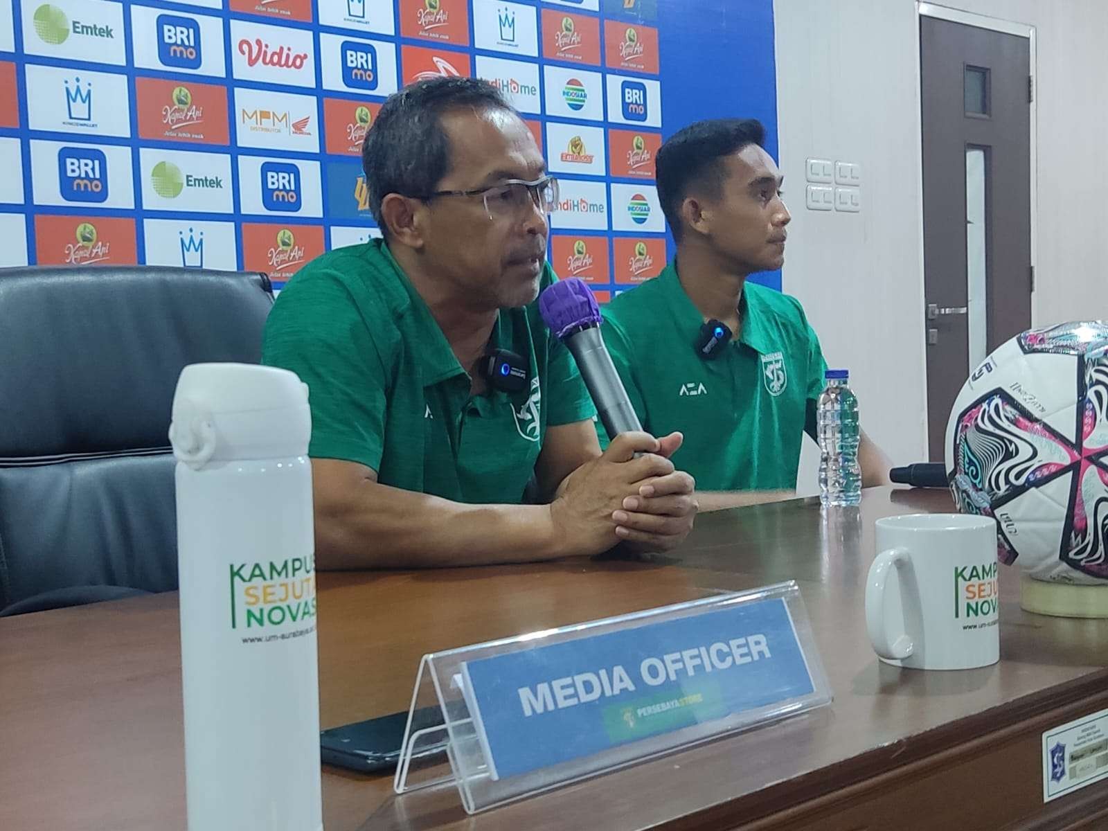 Pelatih Persebaya, Aji Santoso, dalam pre-match press conference, Sabtu 13 Agustus 2022.  (Foto: Fariz Yarbo/Ngopibareng.id)