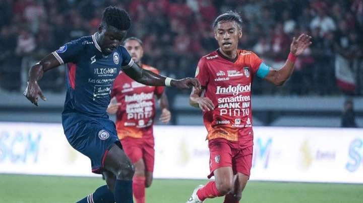 Striker Arema FC, Abel Camara saat mencoba melewati pemain Bali United (Instagram:@aremafcofficial)