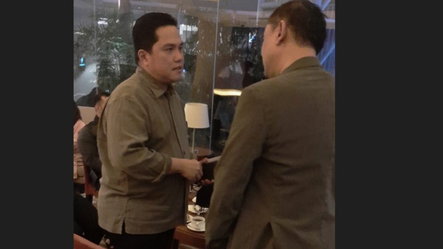 Pertemuan Denny Siregar dengan Menteri BUMN, Erick Thohir di gala premier film Sayap Sayap Patah. (Foto: Twitter @Dennysiregar7)