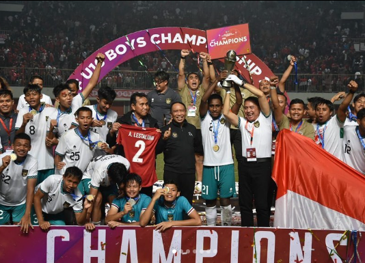 Ketua Umum PSSI, Mochamad Iriawan atau Iwan Bule (kanan) bersama Menteri Pemuda dan Olahraga (Menpora) Zainudin Amali turut mengangat trofi Piala AFF U-16 2022, Jumat 12 Agustus 2022. (Foto: Instagram @mochamadiriawan84)