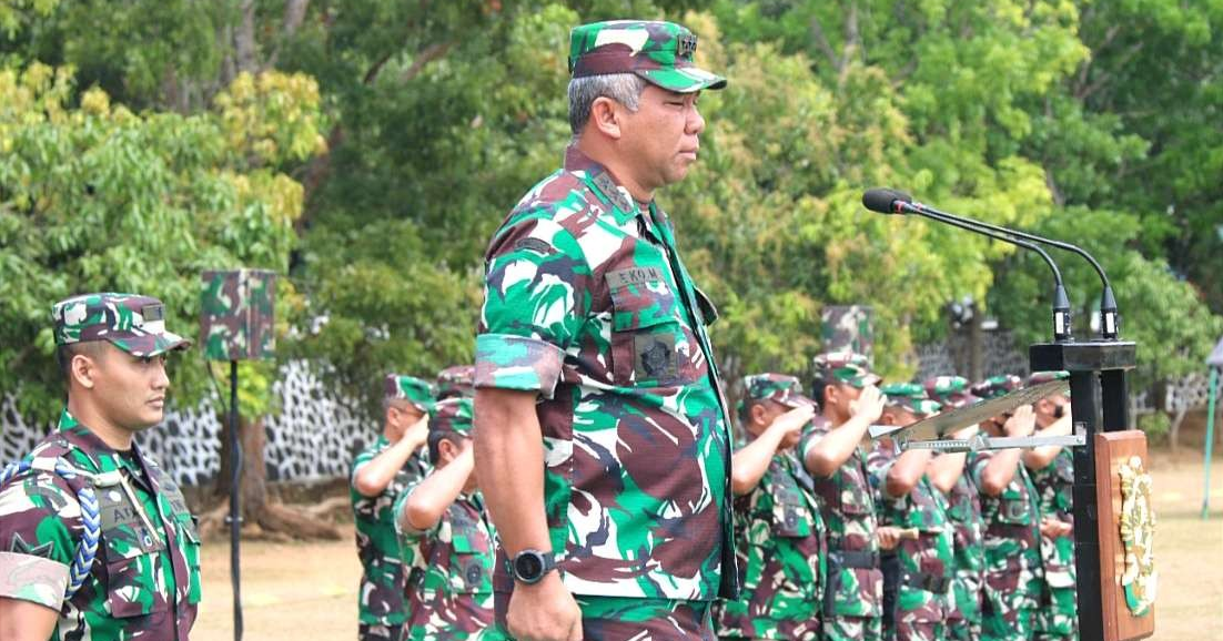 Kasum TNI Letjen TNI Eko Margiyono menemui 450 prajurit Yonif Raider 514/SY Kostrad Bondowoso yang akan tugas ke Papua.(foto: guido saphan/ngopibareng.id)