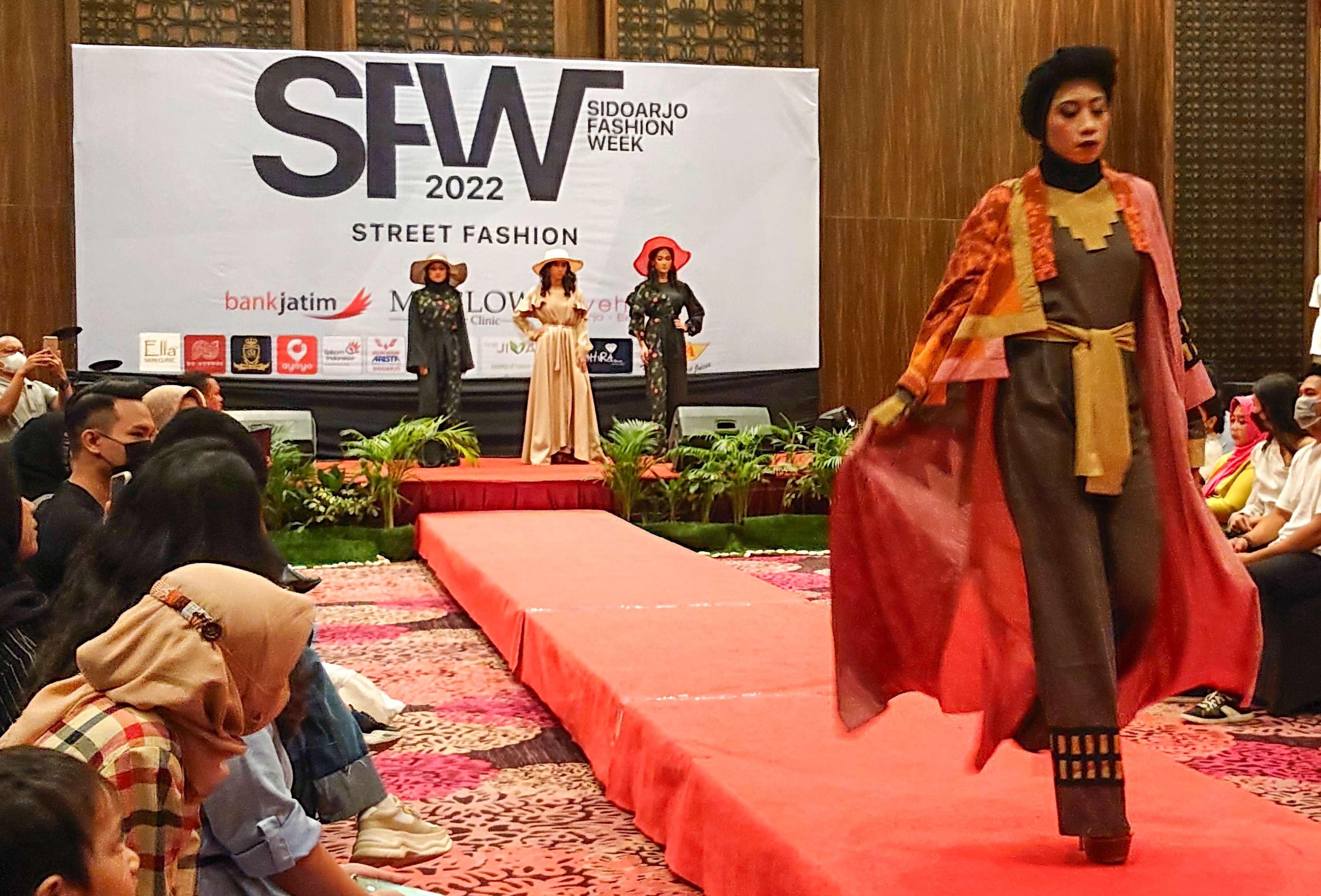 Meriahnya gelaran Sidoarjo fashion week di Favehotel Sidoarjo. (Foto:Aini/Ngopibareng.id)