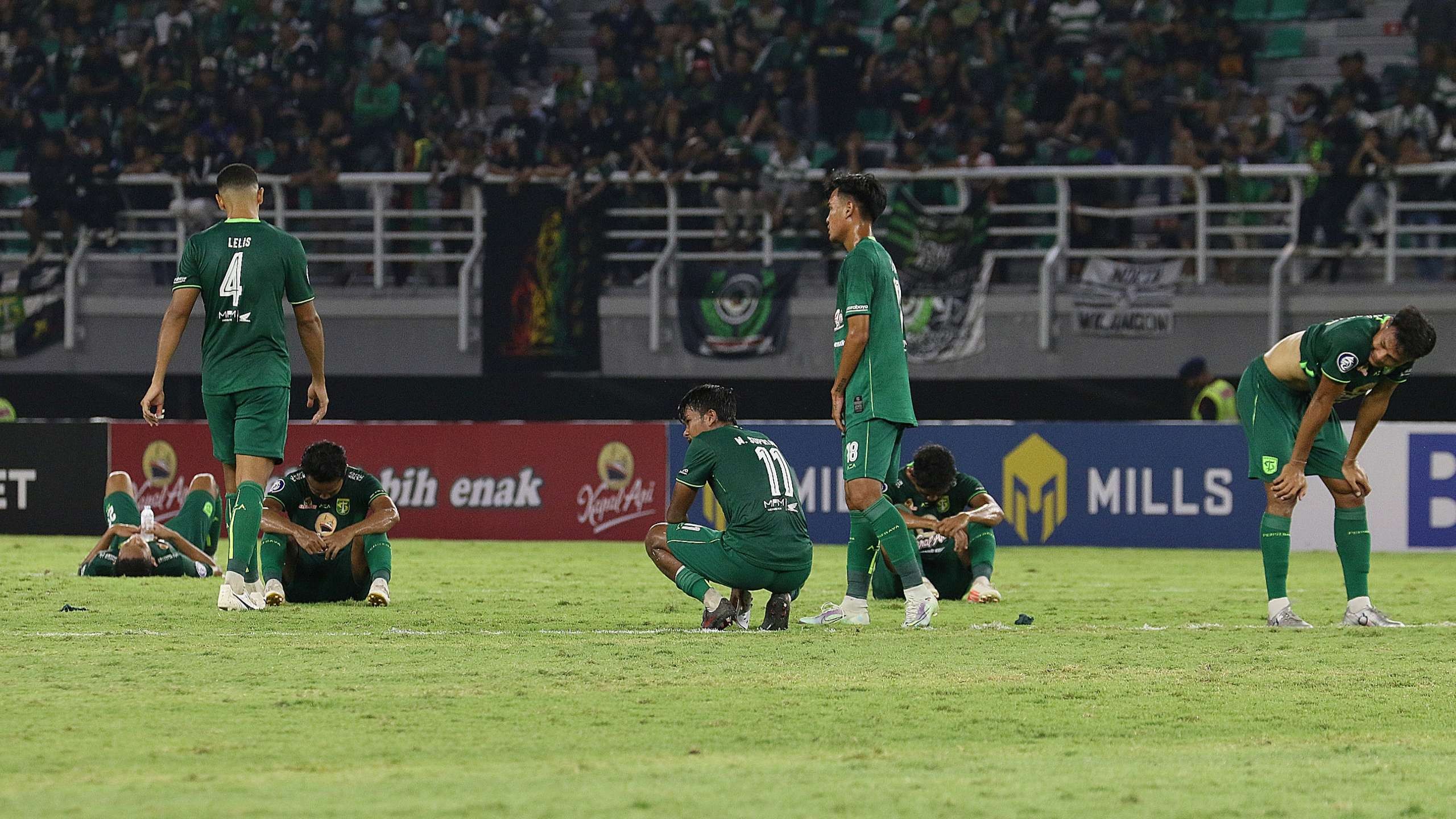 Pemain Persebaya tertunduk usai gagal menang melawan Madura United di Stadion Gelora Bung Tomo, Surabaya, Minggu 14 Agustus 2022. (Foto: Fariz Yarbo/Ngopibareng.id)