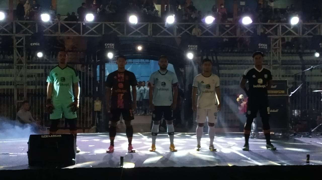 Launching  pengenalan pemain Persela dan jersey. (Foto: Imron Rosidi/Ngopibareng.id)