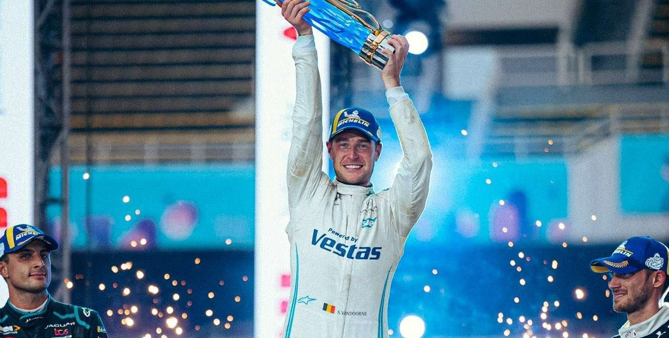 Stofel Vandoorne mengangkat trofi juara dunia Formula E yang baru ia dapatkan