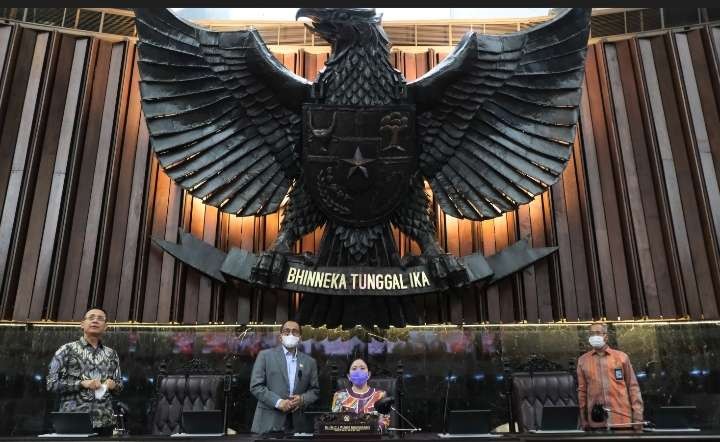 Ruang Sidang Gedung Nusantara I DPR/ MPR RI dibungkus ornamen batik kawung  Yogyakarta (foto: Humas  DPR RI)
