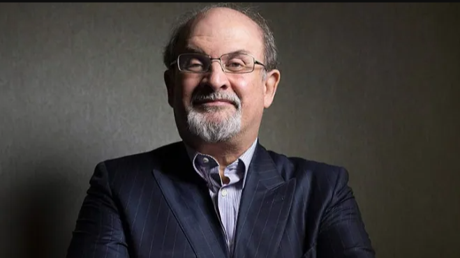 Salman Rushdie ditusuk puluhan kali di bagian leher, dada, dan perut. Tidak hanya ditikam, ia juga ditinju dan dipukul berulang kali. (Foto: india.com)