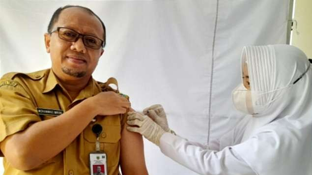 Kepala Dinas Kesehatan Bondowoso, dr. Mohammad Imron menerima vaksin Covid-19 booster kedua. (Foto: Guido Saphan/Ngopibareng.id)