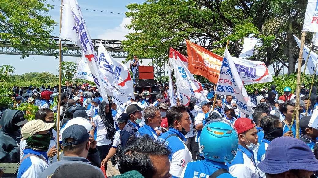 Sekitar seribuan buruh di Kabupaten Tuban melakukan aksi demo di depan PT. IKSG (Khoirul Huda/Ngopibareng.id)