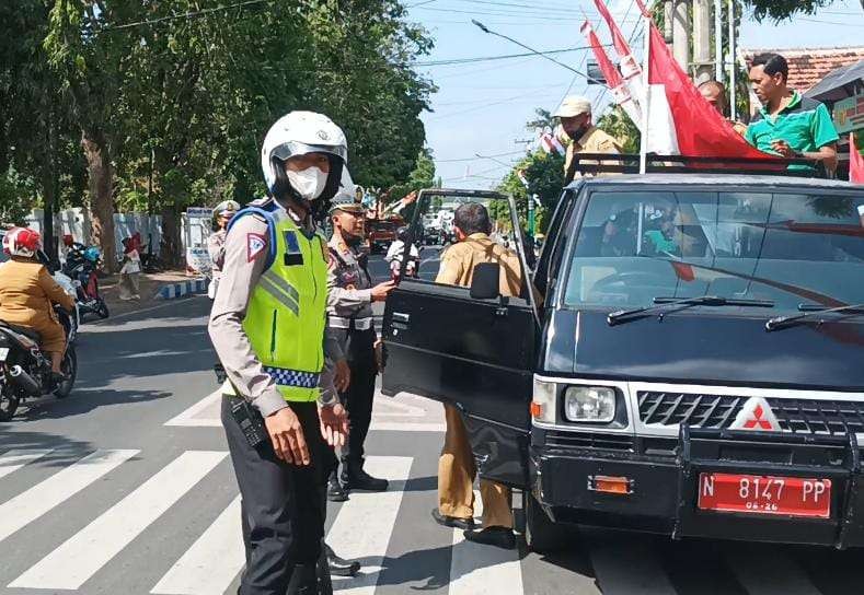 Mobil pikap berpelat merah N 8147 PP milik Pemkot Probolinggo saat ditilang polisi karena mengangkut sejumlah penumpang pada bak terbukanya. (Foto: Ikhsan Mahmudi/Ngopibareng.id)