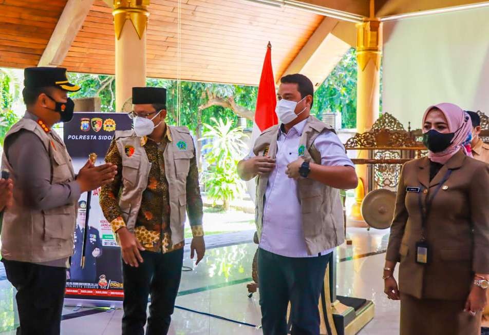 Kapolresta Sidoarjo (ujung kiri) bersama Bupati Sidoarjo resmikan satgas PPA (foto : Aini/Ngopibareng.id)