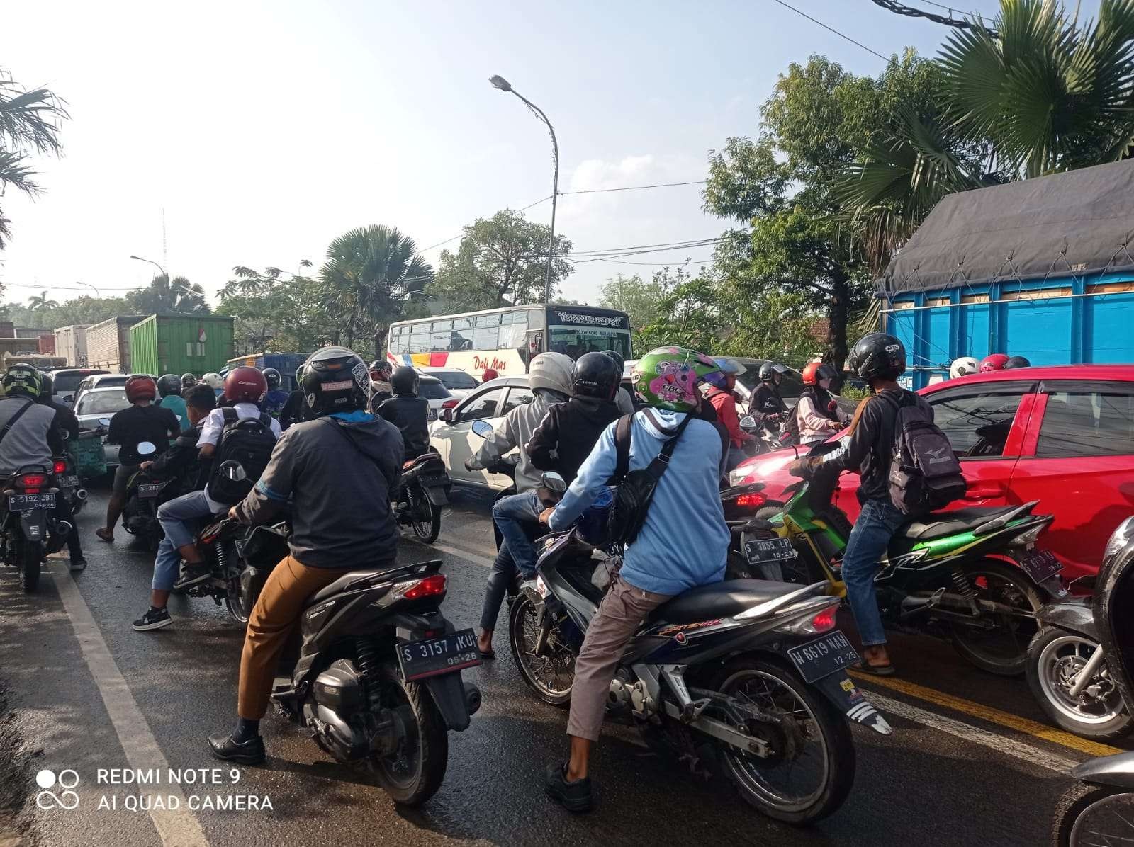 Kendaraan menumpuk akibat kemacetan yang disebabkan lintasan rel kereta api licin. (Foto: Imron Rosidi/Ngopibareng.id)