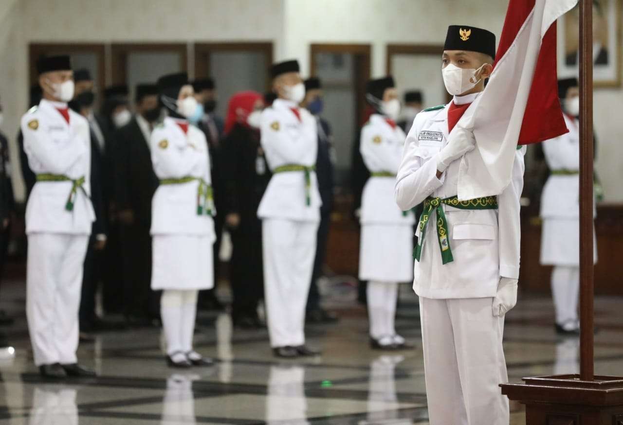 Gubernur Jawa Tengah Ganjar Pranowo mengukuhkan pasukan pengibar bendera pusaka (Paskibraka) Jawa Tengah tahun 2022. (Foto: Dokumentasi Jateng)