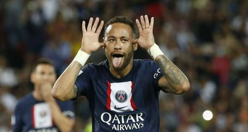 Selebrasi Neymar seakan mengejek media Prancis yang selalu mengkritiknya dengan keras jika ia tampil di bawah performa terbaiknya. (Foto: Twitter/PSG_inside)
