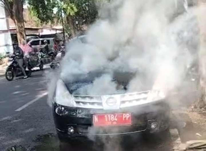 Mobil dinas (mobdin) KPP Pratama Probolinggo terbakar di Jalan Pahlawan, Kota Probolinggo. (Foto: Ikhsan Mahmudi/Ngopibareng.id)