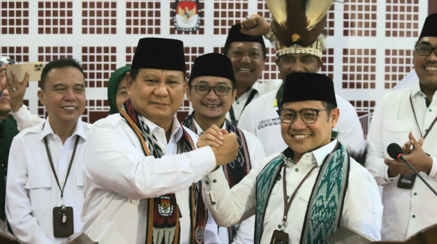 Ketua Umum Partai Gerindra Prabowo Subianto  bersama Ketua Umum PKB Muhaimin Iskandar saat mendaftarkan partainya di KPU, jalan Banteng Jakarta.(Foto: Deri Ridwansah/Jawapos.com)