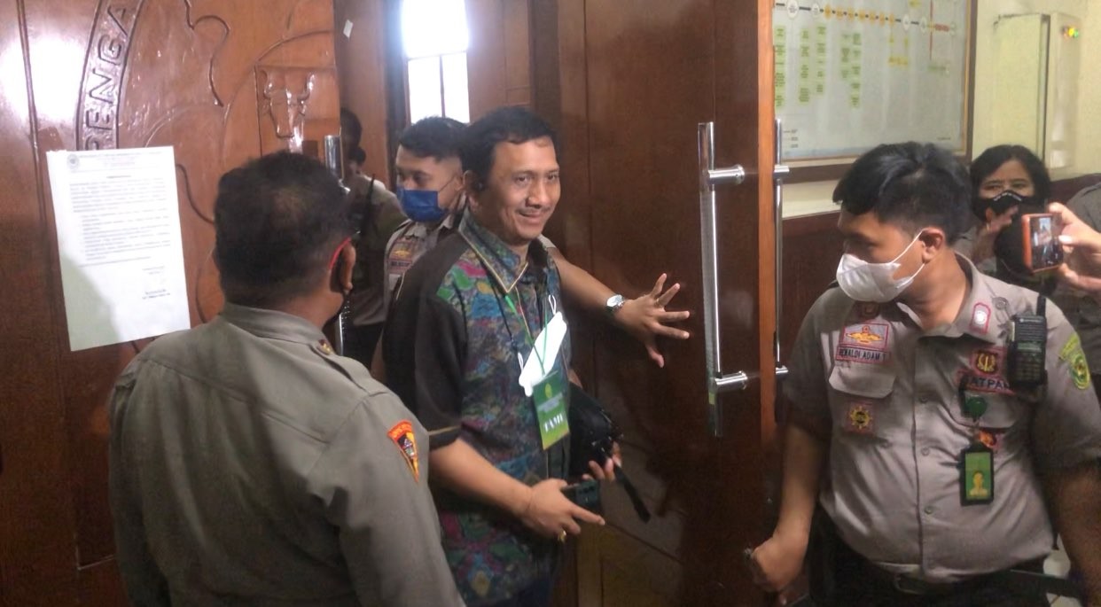 Kuasa hukum MSAT, I Gede Pasek Suardika saat keluar dari ruang Cakra (Foto: Andhi Dwi/Ngopibareng.id)