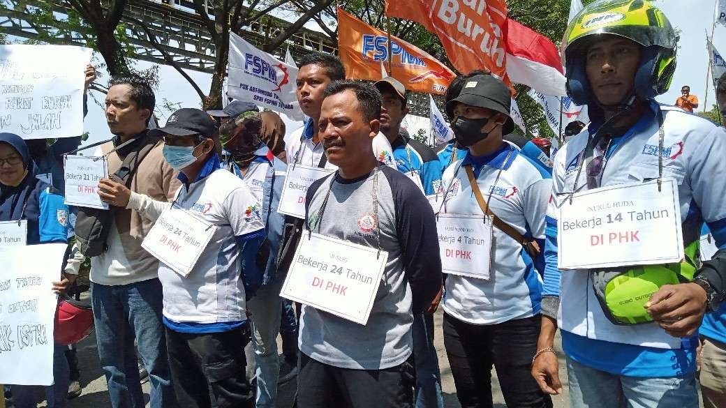 Pekerja yang di PHK saat mengikuti aksi demo di depan pabrik PT. IKSG Tuban (Khoirul Huda/Ngopibareng.id)
