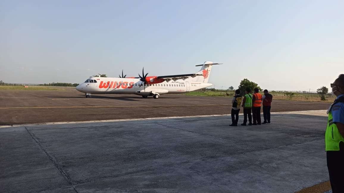 Wings Air mendaratkan pesawatnya di Bandara Ngloram pada tanggal 5 Agustus 2022. (Ahmad Sampurno / Ngopibareng.id)