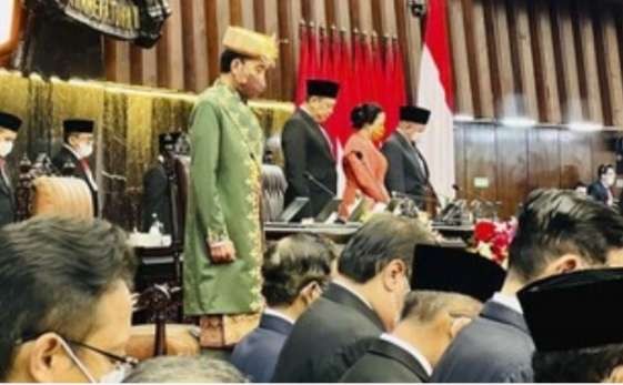Presiden Joko Widodo mengenakan pakaian adat Bangka Belitung saat menghadiri sidang tahunan MPR RI, sedang Wapres Ma'ruf Amin mengenakan pakaian adat Solo (Foto: BPMI Setpres)