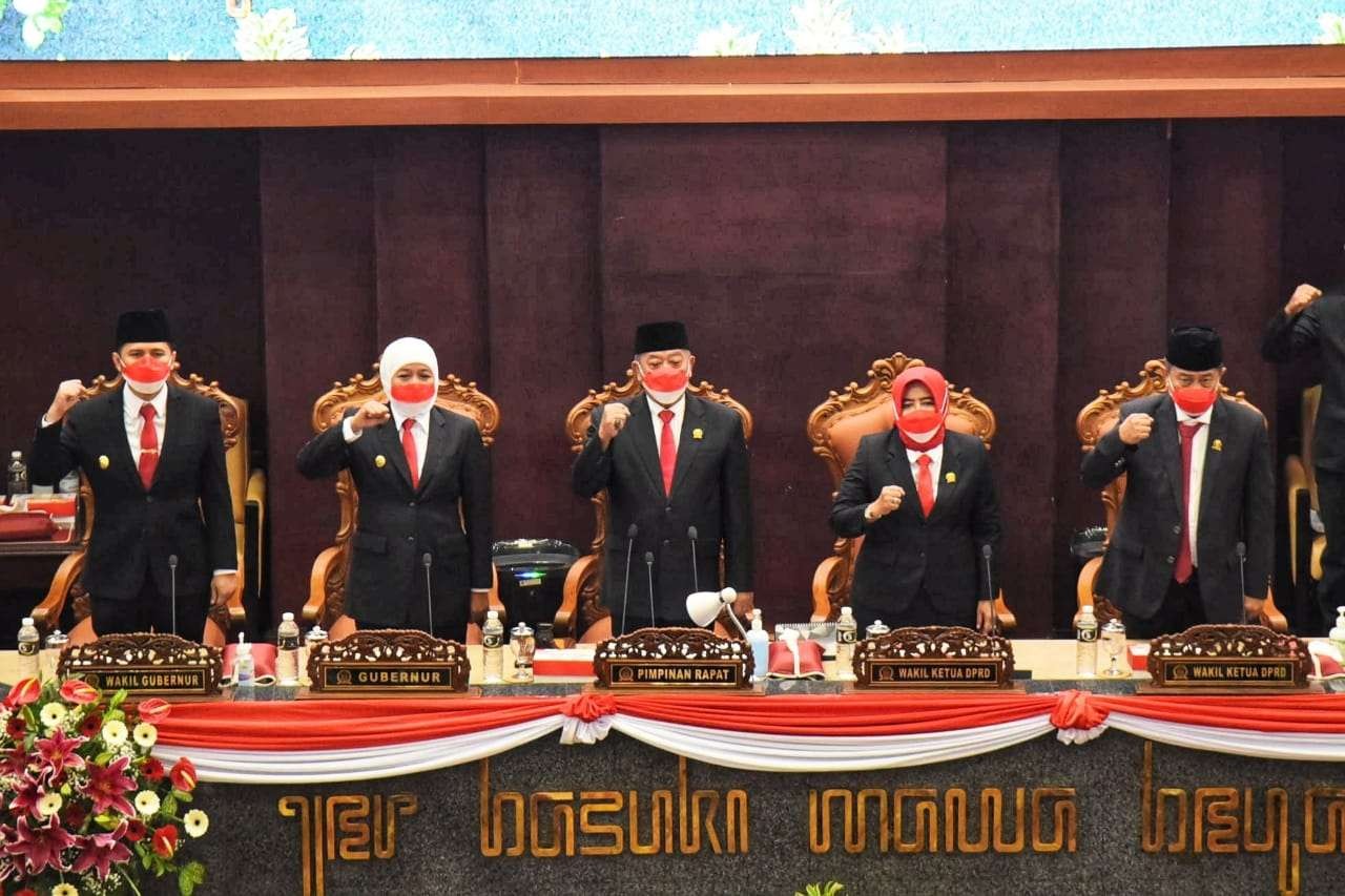 Gubernur Jawa Timur, Khofifah Indar Parawansa (dua dari kiri) saat mengikuti Rapat Paripurna Istimewa 2022 di Gedung DPRD Jatim, Surabaya, Selasa 16 Agustus 2022. (Foto: Humam Pemprov Jatim)