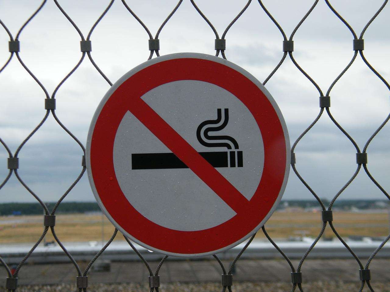 Ilustrasi kawasan tanpa rokok yang diterapkan di Kota Surabaya. (Foto: Pixabay)