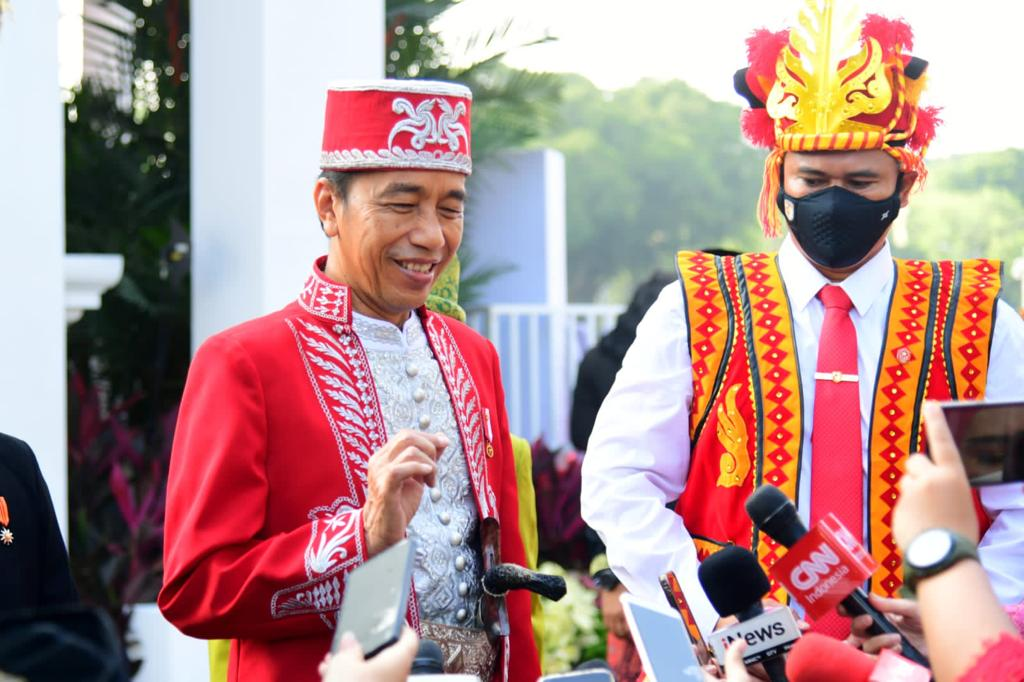 Inspektur Upacara Detik-Detik Proklamasi, Presiden Jokowi memilih baju adat asal Buton, Provinsi Sulawesi Tenggara, Rabu 17 Agustus 2022. (Foto: BPMI Setpres/Muchlis Jr)