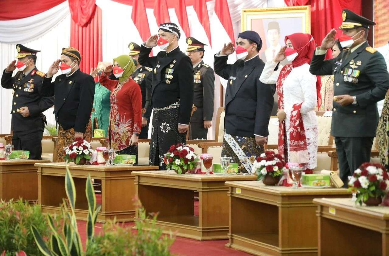 Gubernur Jawa Tengah Ganjar Pranowo dan Wakil Gubernur Jawa Tengah Taj Yasin Maimoen mengikuti upacara di Istana Merdeka secara virtual. (Foto: ist)