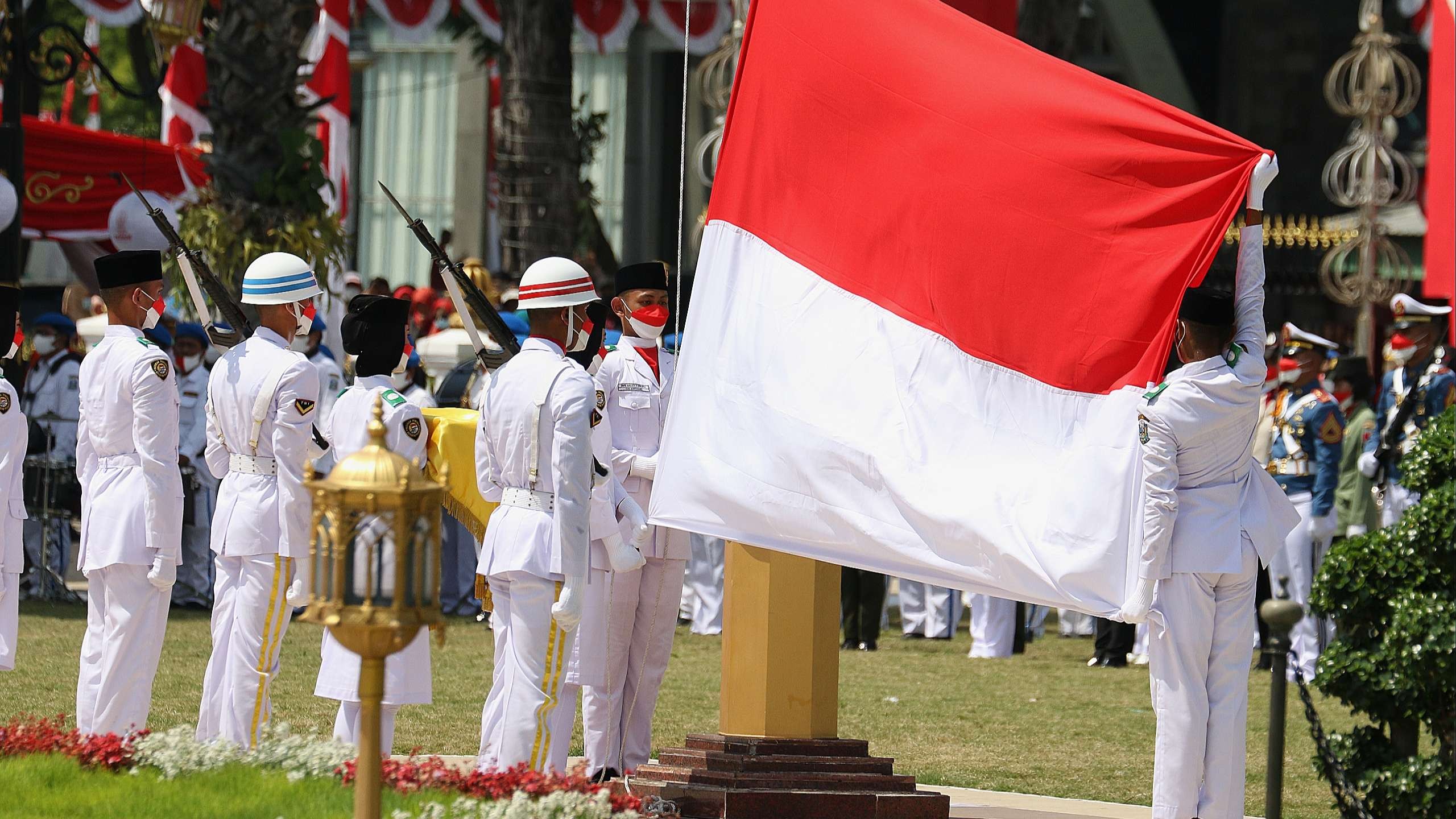 Proses pengibaran bendera merah putih dalam upacara HUT ke-77 Kemerdekaan RI di Gedung Negara Grahadi, Surabaya, Rabu 17 Agustus 2022. (Foto: Fariz Yarbo/Ngopibareng.id)