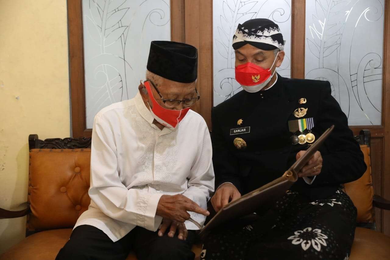 Gubernur Ganjar menemui veteran perang kemerdekaan yang bertugas mengamankan pelantikan Soekarno sebagai Presiden RIS. (Foto: Dokumentasi Jateng)