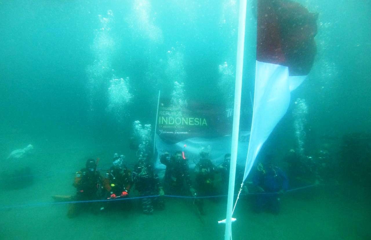 Bendera Merah Putih berhasil dikibarkan di dasar laut kawasan wisata Bangsring Underwater, Banyuwangi (Foto: Istimewa)