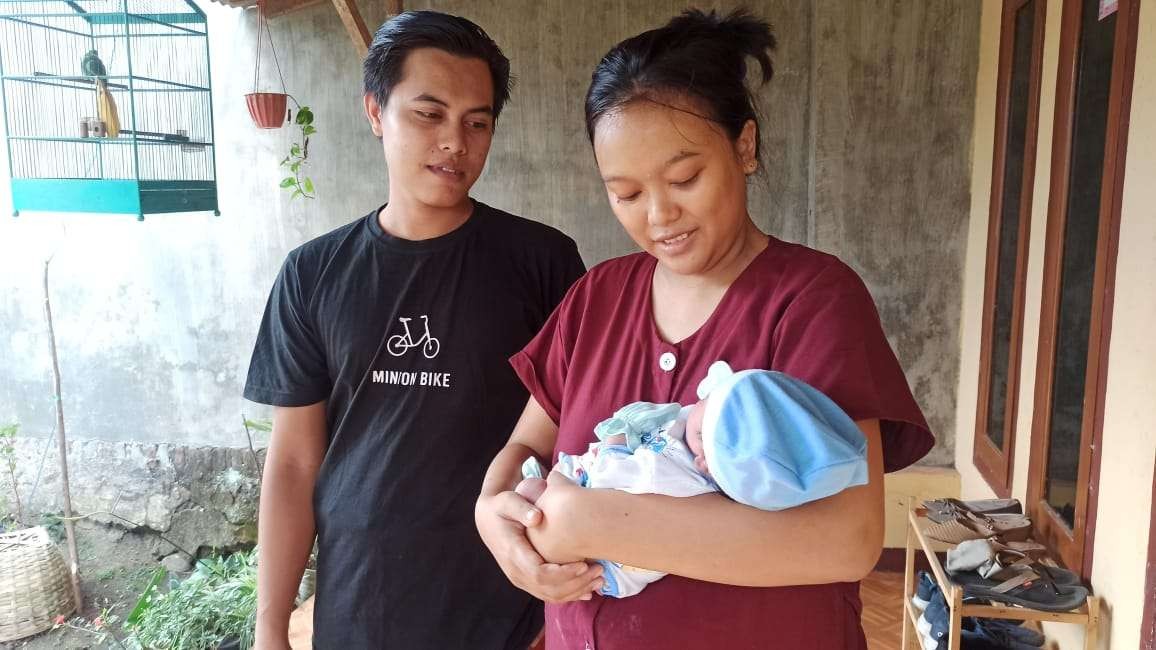 Pasangan Yulianto dan Evi berbahagia atas kelahiran anaknya yang bersamaan dengan HUT Kemerdekaan RI ke-77 (Foto:Muh Hujaini/Ngopibareng.id)